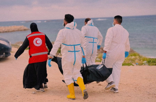 The Libyan Red Crescent Tripoli branch retrieves the body of a migrant – Source: Social media