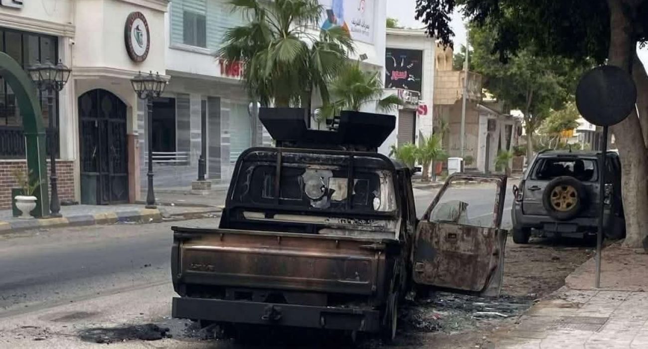 A burned vehicle lies abandoned in a Tripoli street following armed clashes between rival security forces. Source : Social media.