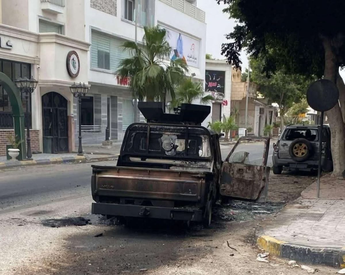 A burned vehicle lies abandoned in a Tripoli street following armed clashes between rival security forces. Source : Social media.