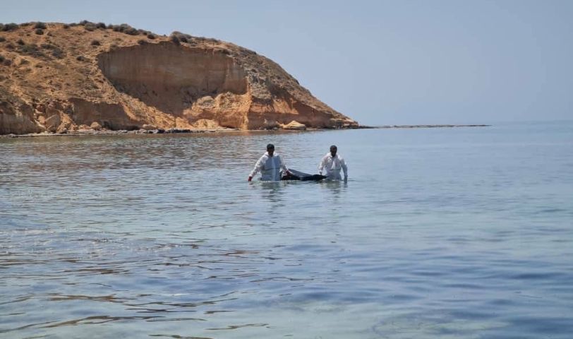 The Tripoli branch of the Libyan Red Crescent recovers the body of a migrant on the Tajoura shore – Source: Social media platforms