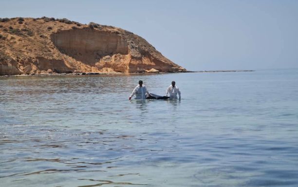 The Tripoli branch of the Libyan Red Crescent recovers the body of a migrant on the Tajoura shore – Source: Social media platforms