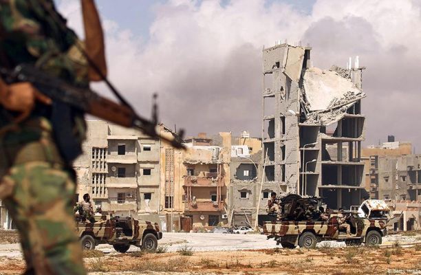 صورة أرشيفية لمجموعات مسلحة بمدينة بنغازي