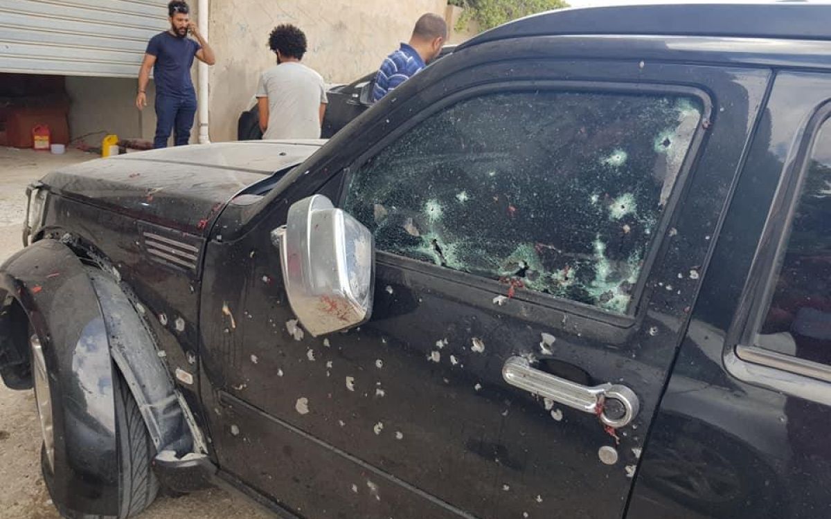 صورة لسيارة تعرضت لشظايا قذيفة عشوائية في بنغازي