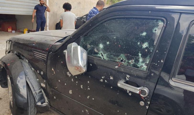 صورة لسيارة تعرضت لشظايا قذيفة عشوائية في بنغازي