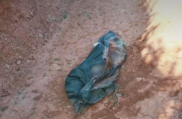 صورة لاحدى الجثث التي عثر عليها جنوب بنغازي