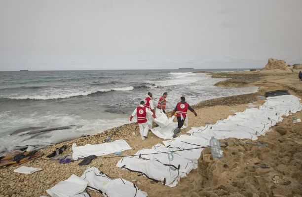 الهلال الأحمر ينتشل جثث مهاجرين غير قانونيين على سواحل