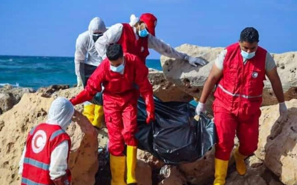 الهلال الأحمر ينتشل جثث من شاطئ صبراتة غرب ليبيا
