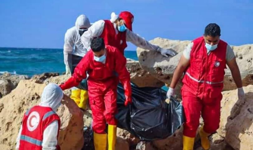 الهلال الأحمر ينتشل جثث من شاطئ صبراتة غرب ليبيا