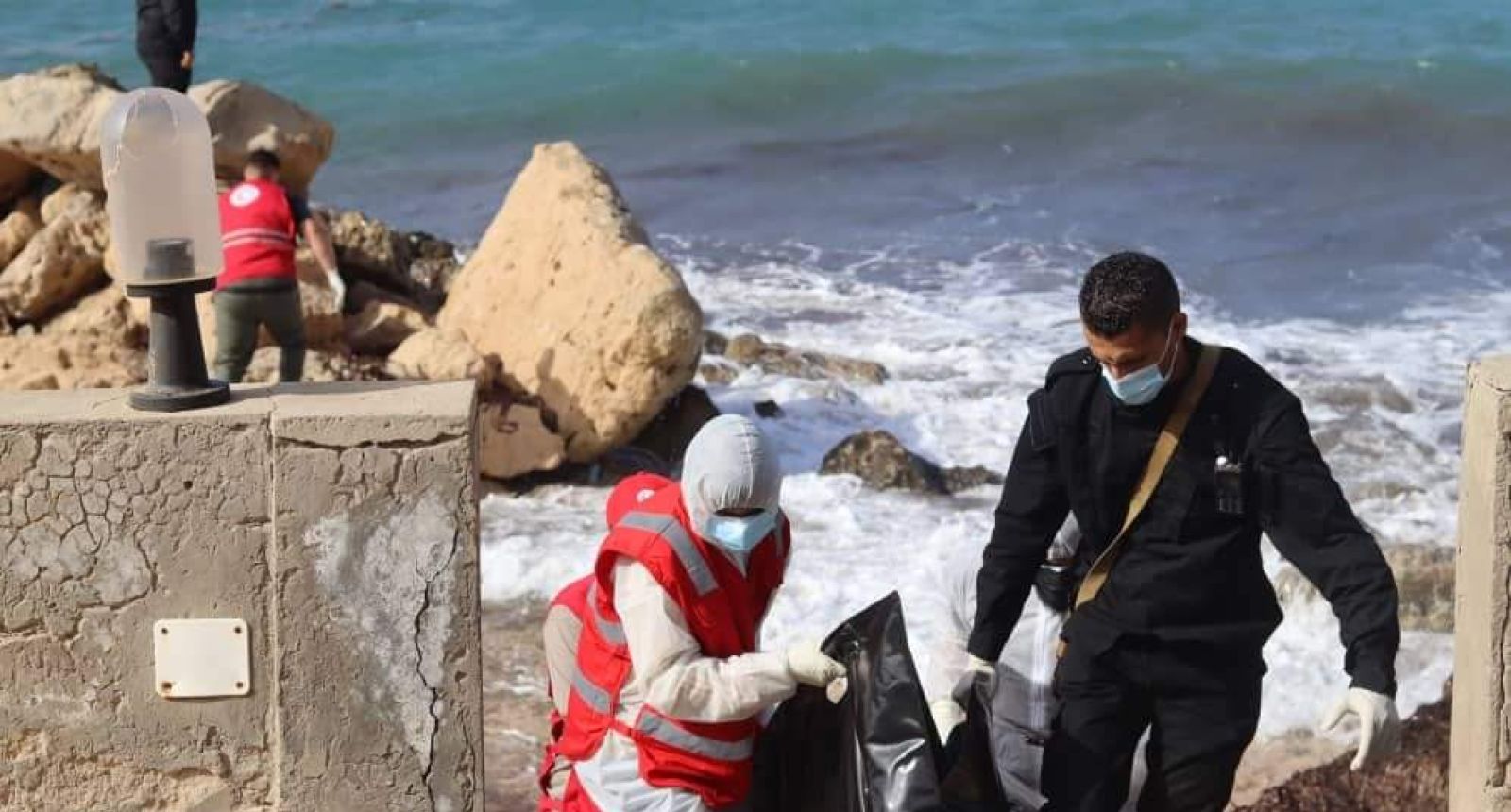 فريق الهلال الأجمر الليبي أثناء انتشال جثث المهاجرين من صبرانة