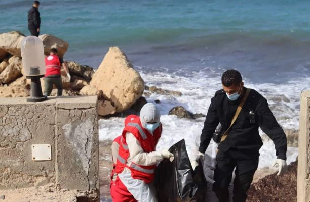 فريق الهلال الأجمر الليبي أثناء انتشال جثث المهاجرين من صبرانة