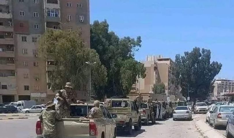 صورة لتحشيد آليات احدى الجماعات المسلحة في طرابلس