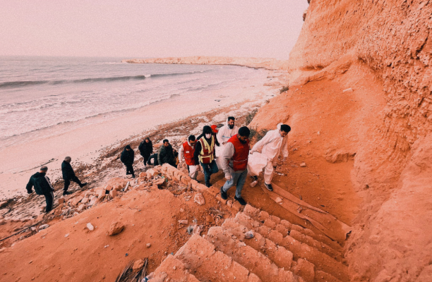 انتشال جثامين ثلاثة قُصّر قرب شاطئ الجرف في صبراتة – المصدر: الهلال الأحمر الليبي – فرع صبراتة