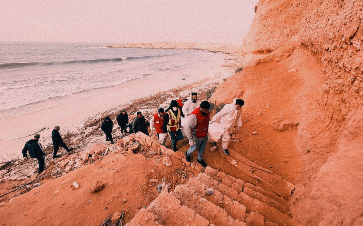 انتشال جثامين ثلاثة قُصّر قرب شاطئ الجرف في صبراتة – المصدر: الهلال الأحمر الليبي – فرع صبراتة