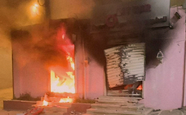 منزل يحترق في منطقة جنزور، إثر الاشتباكات المسلحة التي اندلعت في المنطقة - المصدر: منصات التواصل الاجتماعي.