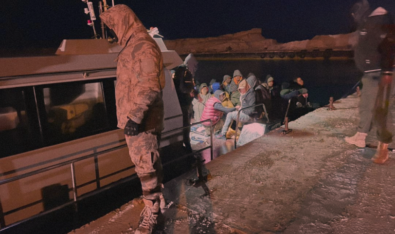 مهاجرون أُعيدوا إلى أحد الموانئ الليبية بعد اعتراضهم في البحر – المصدر: منصات التواصل الاجتماعي