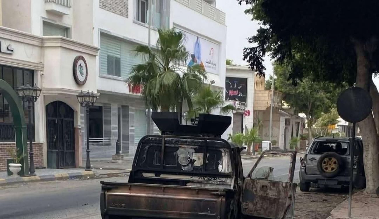 سيارة محترقة في أحد شوارع طرابلس، إثر الاشتباكات المسلحة التي اندلعت بين مجموعات مسلحة تابعة لأجهزة أمنية. المصدر منصات التواصل الاجتماعي.