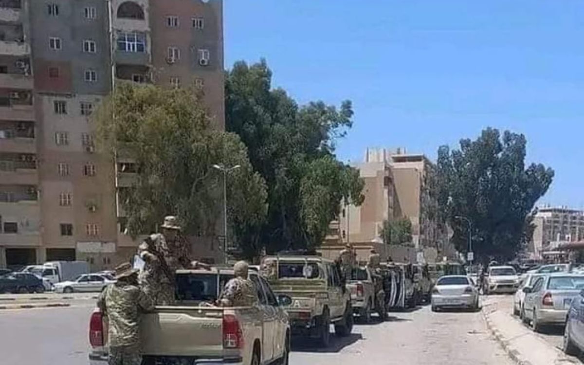 صورة لتحشيد آليات احدى الجماعات المسلحة في طرابلس