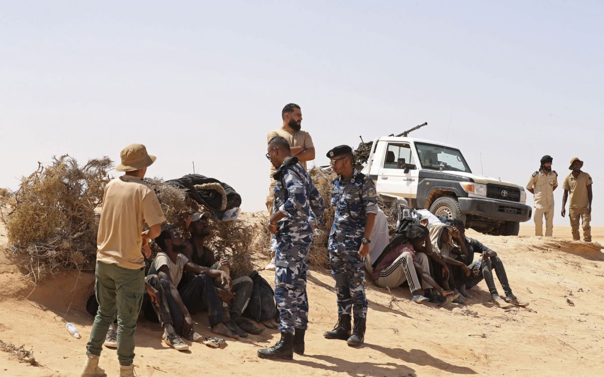 خلال عثور الحرس الليبي على مهاجرين عند الحدود مع تونس - محمود تركية، فرانس برس