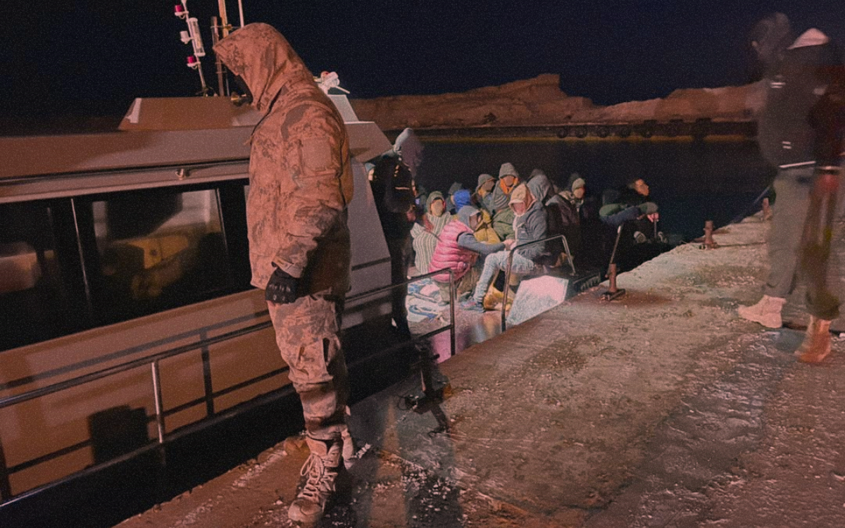 مهاجرون أُعيدوا إلى أحد الموانئ الليبية بعد اعتراضهم في البحر – المصدر: منصات التواصل الاجتماعي