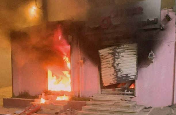 منزل يحترق في منطقة جنزور، إثر الاشتباكات المسلحة التي اندلعت في المنطقة - المصدر: منصات التواصل الاجتماعي.