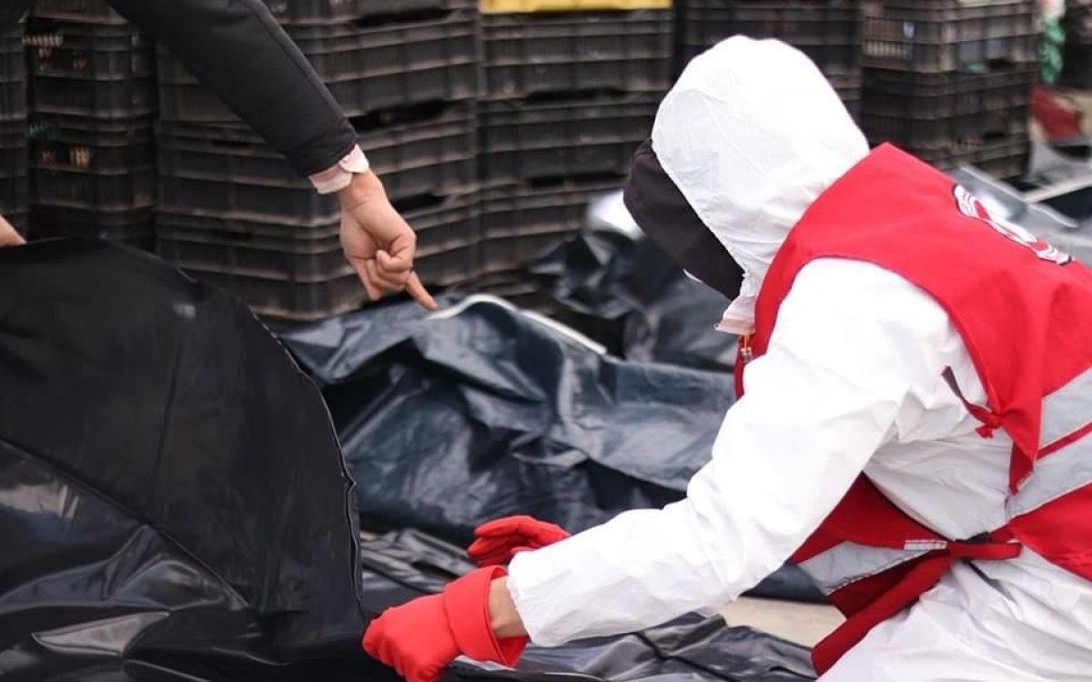 انتشال جثث المهاجرين من قبل الهلال الأحمر - مصدر الصورة رويترز