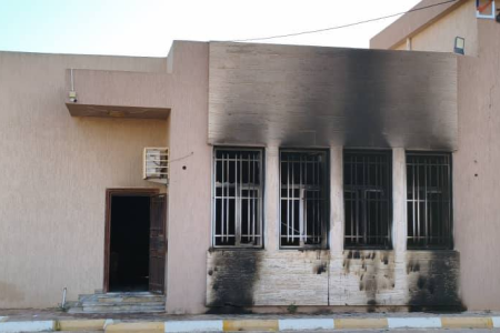 مبنى الإدارة الانتخابية في مدينة الزاوية بعد تعرضه لهجوم وإشعال حرائق في مخازنه - المصدر: مواقع التواصل الاجتماعي