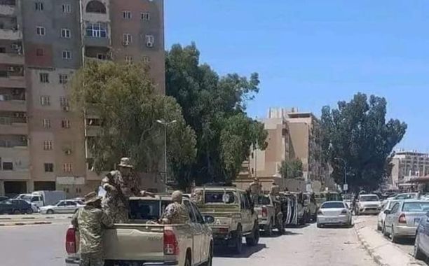 صورة لتحشيد آليات احدى الجماعات المسلحة في طرابلس