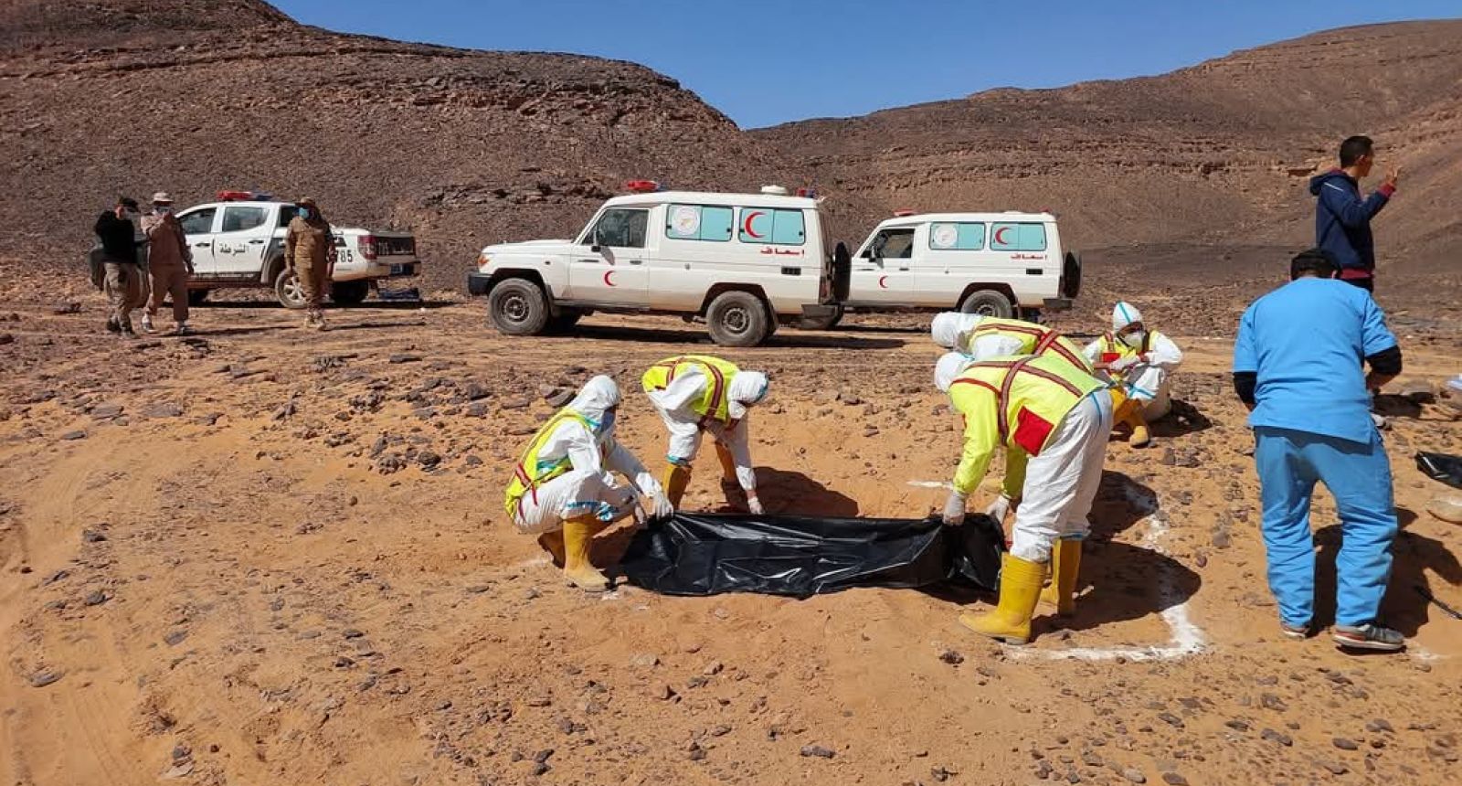 عمليات انتشال جثث مهاجرين من مقبرة جماعية بمدينة الكفرة- المصدر: منصات التواصل الاجتماعي