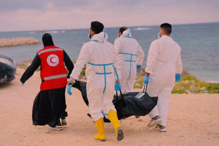 الهلال الأحمر الليبي فرع طرابلس ينتشل جثمان مهاجر – المصدر: مواقع التواصل الاجتماعي