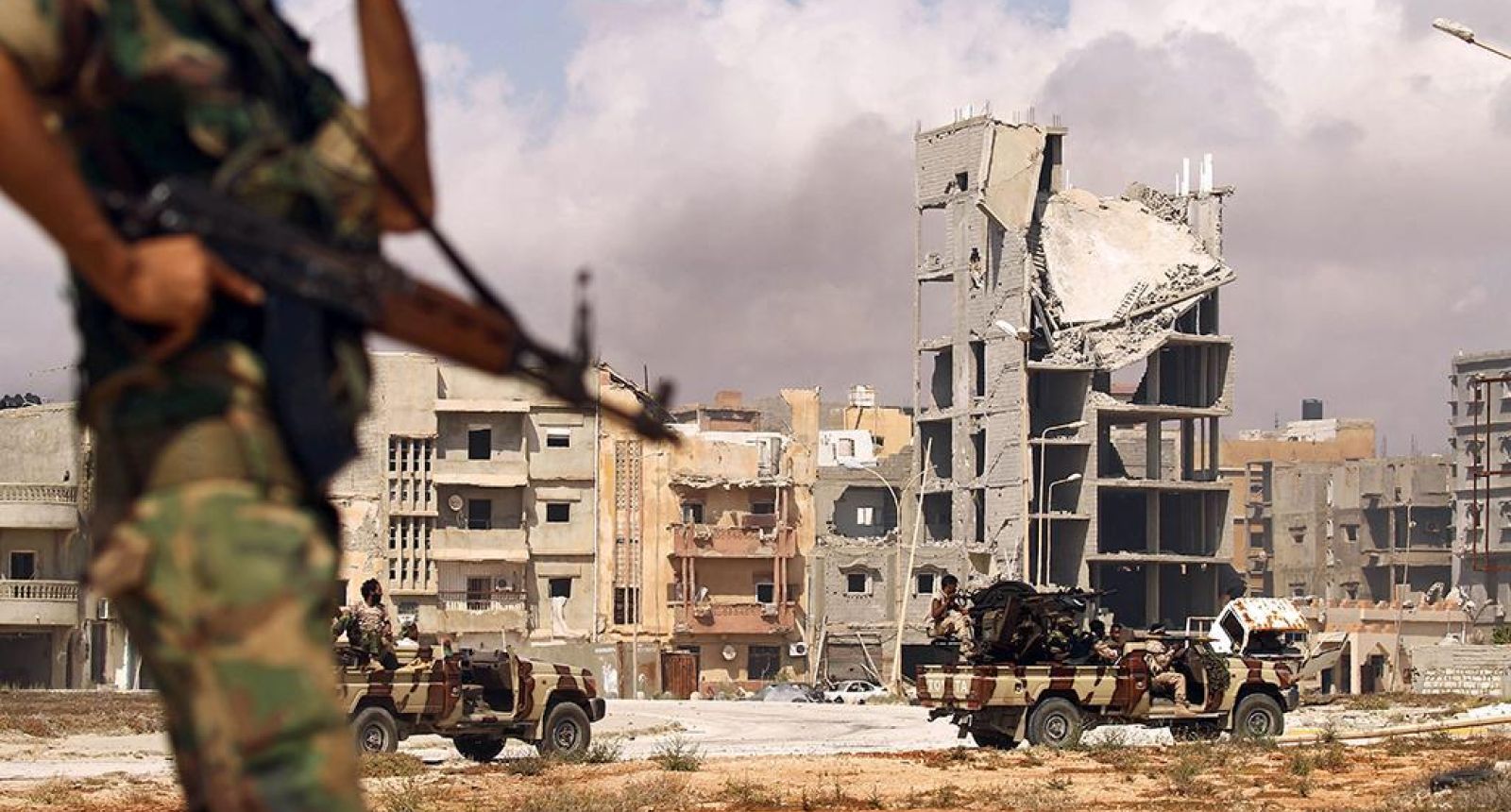 صورة أرشيفية لمجموعات مسلحة بمدينة بنغازي