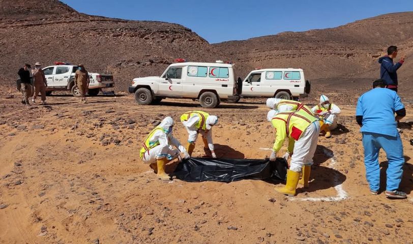 عمليات انتشال جثث مهاجرين من مقبرة جماعية بمدينة الكفرة- المصدر: منصات التواصل الاجتماعي