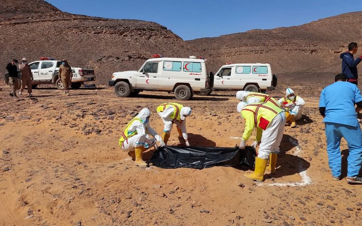 عمليات انتشال جثث مهاجرين من مقبرة جماعية بمدينة الكفرة- المصدر: منصات التواصل الاجتماعي