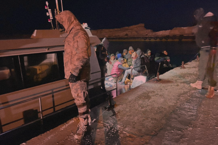 مهاجرون أُعيدوا إلى أحد الموانئ الليبية بعد اعتراضهم في البحر – المصدر: منصات التواصل الاجتماعي