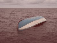 صورة توضيحية لقارب يغرق - مولدة بواسطة الذكاء الاصطناعي