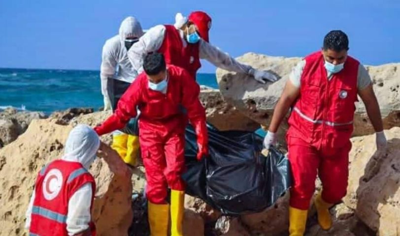 الهلال الأحمر ينتشل جثث من شاطئ صبراتة غرب ليبيا