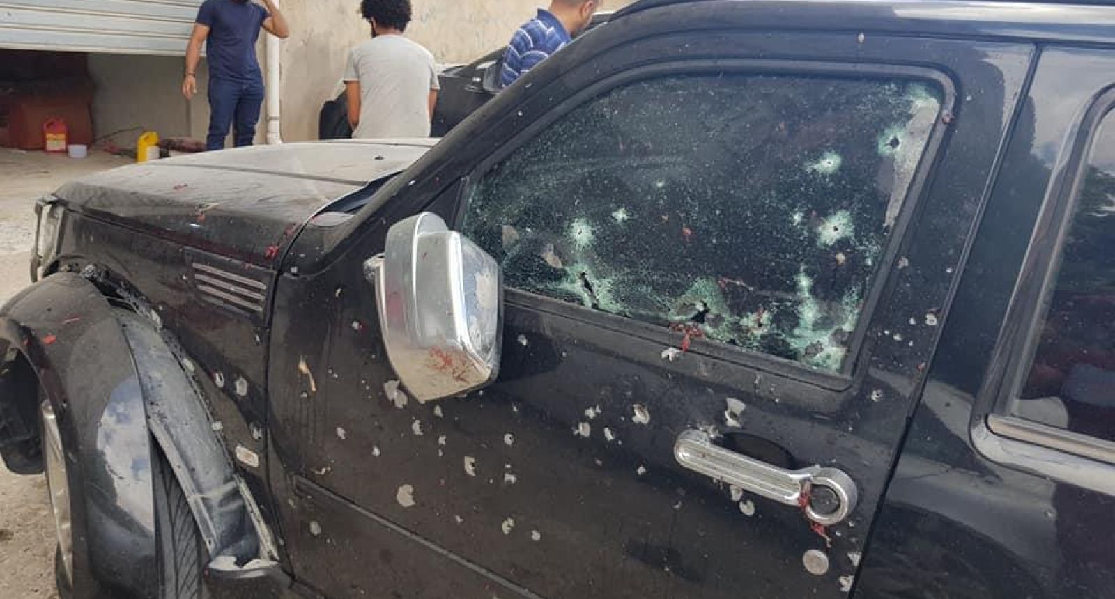 صورة لسيارة تعرضت لشظايا قذيفة عشوائية في بنغازي