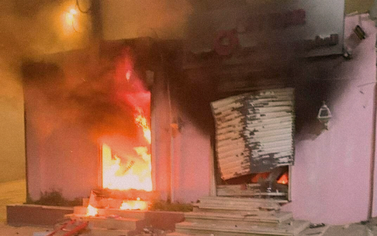 منزل يحترق في منطقة جنزور، إثر الاشتباكات المسلحة التي اندلعت في المنطقة - المصدر: منصات التواصل الاجتماعي.