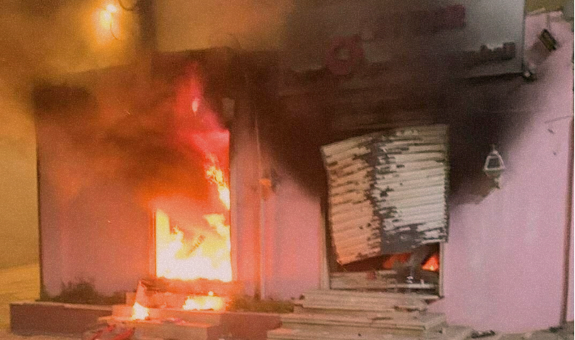 منزل يحترق في منطقة جنزور، إثر الاشتباكات المسلحة التي اندلعت في المنطقة - المصدر: منصات التواصل الاجتماعي.