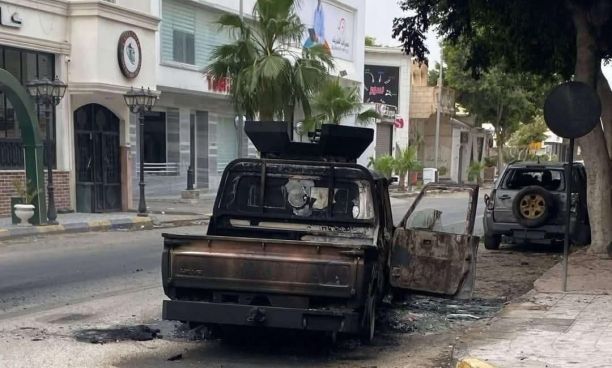 سيارة محترقة في أحد شوارع طرابلس، إثر الاشتباكات المسلحة التي اندلعت بين مجموعات مسلحة تابعة لأجهزة أمنية. المصدر منصات التواصل الاجتماعي.
