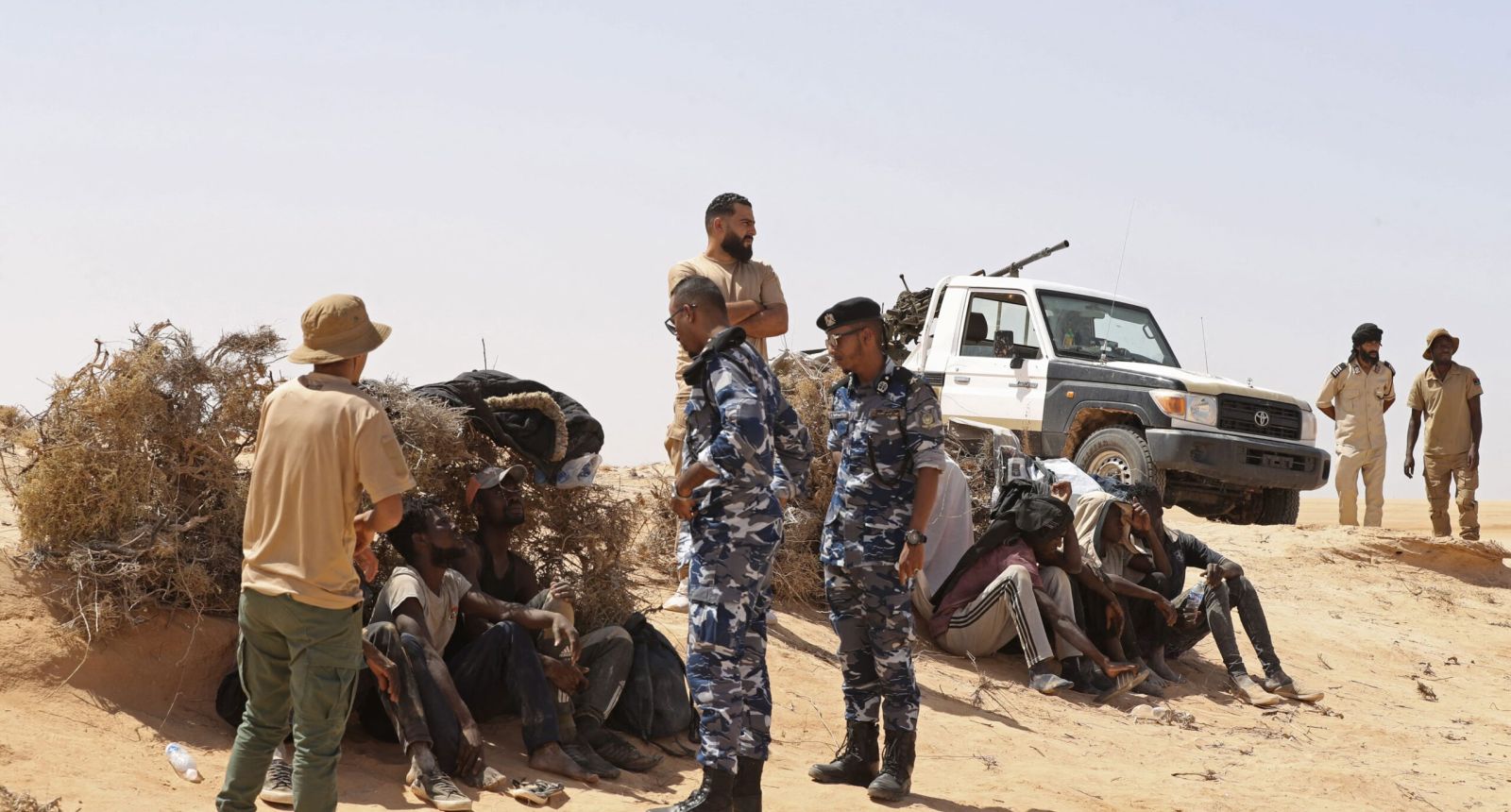 خلال عثور الحرس الليبي على مهاجرين عند الحدود مع تونس - محمود تركية، فرانس برس